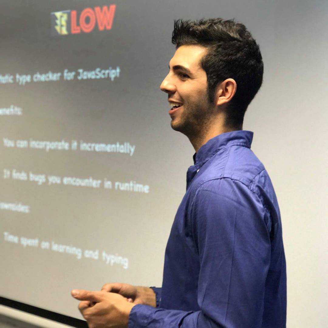 Raúl speaking at a conference